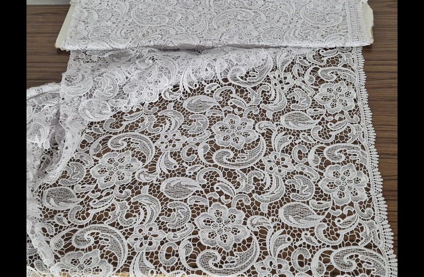 Guipure Lace with Flowers and Leaves like Paisleys 100% Polyester Single-Colored - 130cm